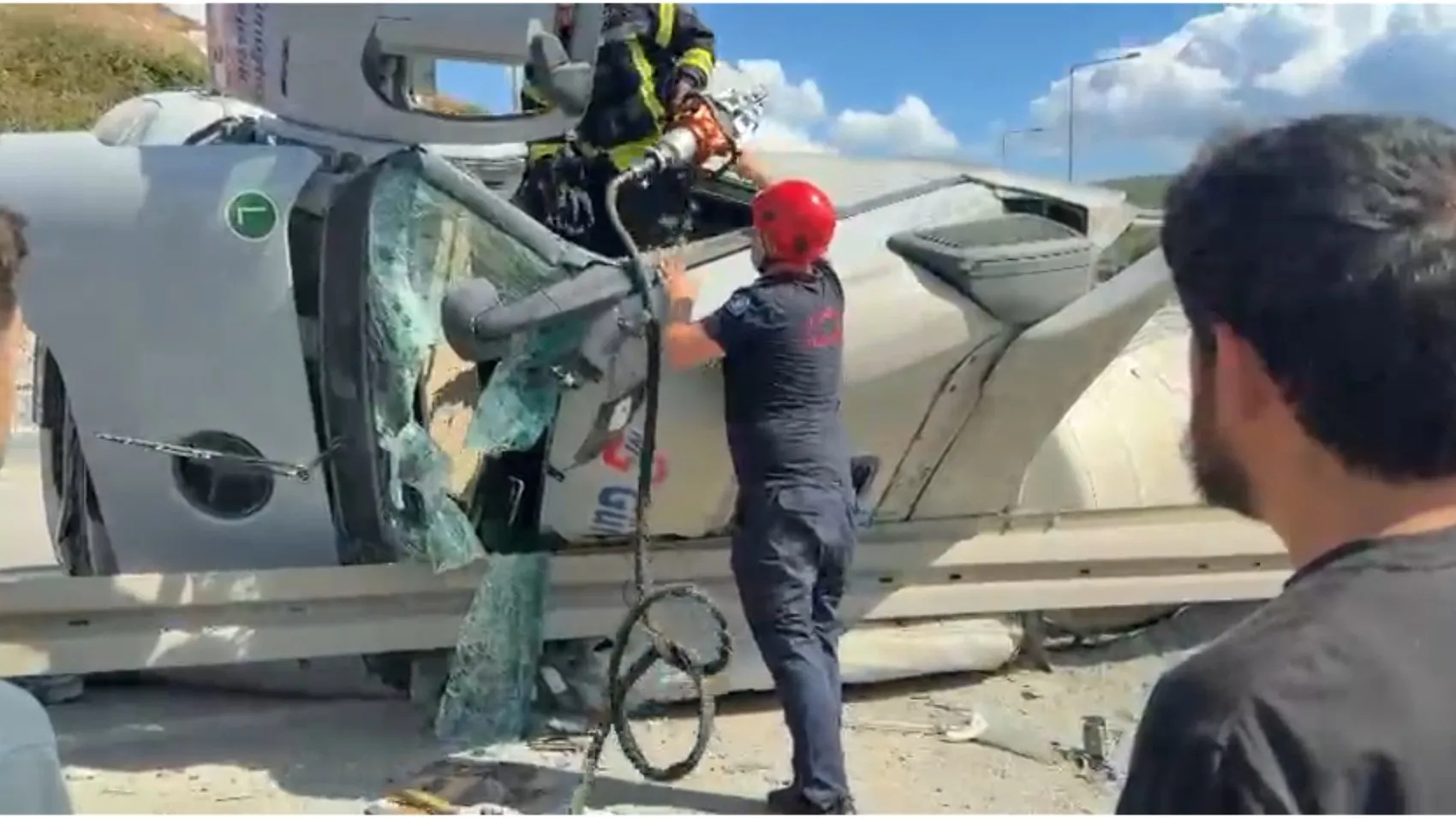 Gebze'de korkutan kaza: Beton mikseri bariyerlere çarparak devrildi