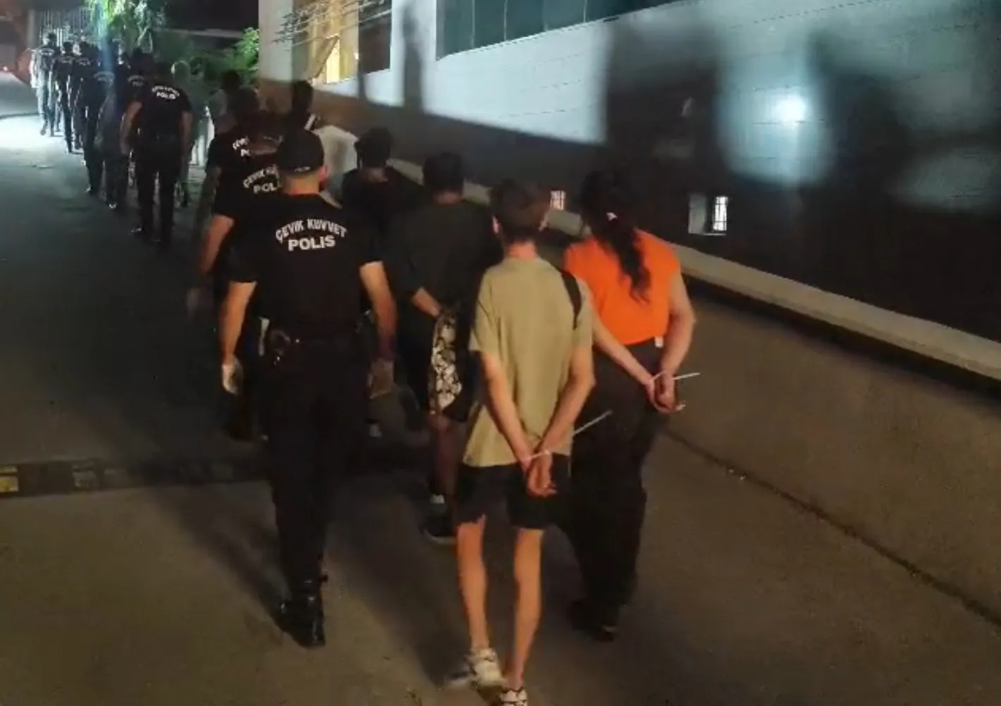 Mersin merkezli geniş çaplı operasyon: 28 kişi cezaevine gönderildi