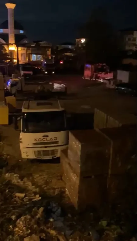 Kamyonuna yük getirdiği iş yerinde feci son: Tonlarca demir üzerine devrildi