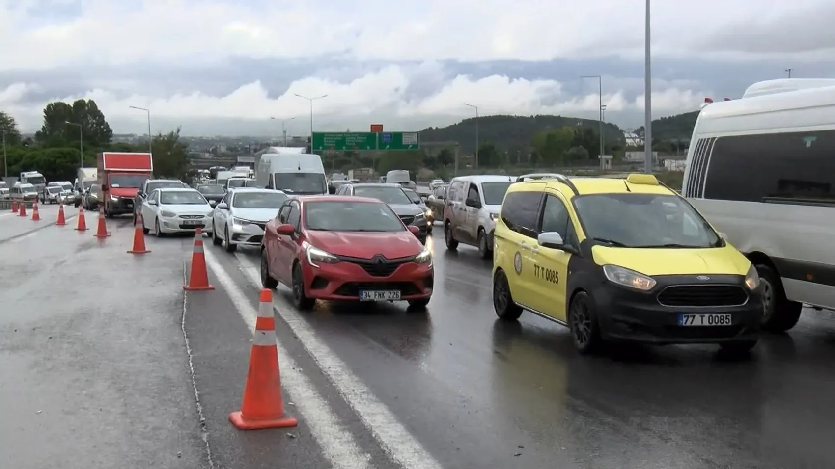 TEM Otoyolu'nda balık yüklü TIR devrildi: Sabah trafiği kilitlendi