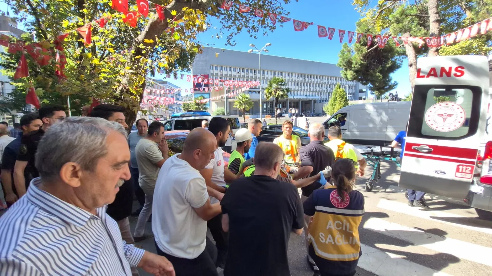 Zonguldak'ta korkunç kaza: Çatıdan düşen işçi yaşam mücadelesi veriyor