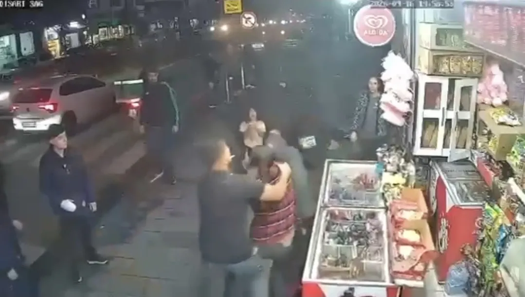 Gaziosmanpaşa'da sokak ortasında şiddet: Eski komşular arasında hesaplaşma kamerada