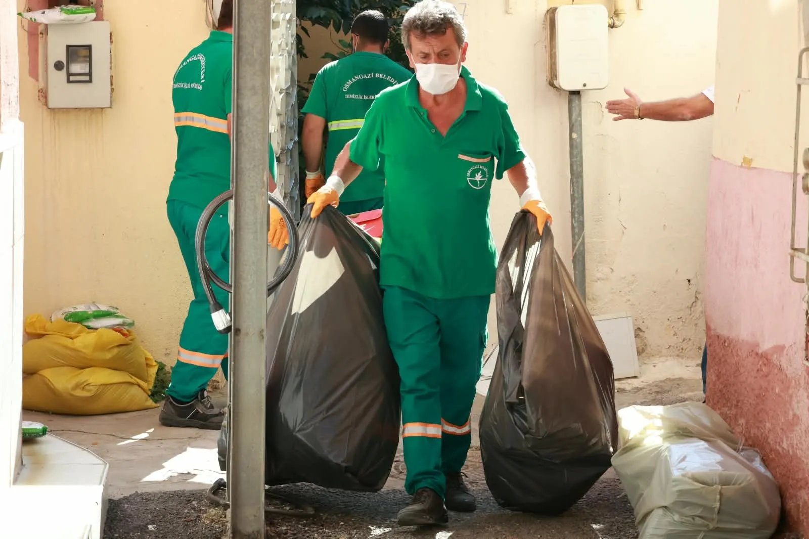 Tahtakale'de çöp ev operasyonu: Mahalleliyi canından bezdiren koku son buldu
