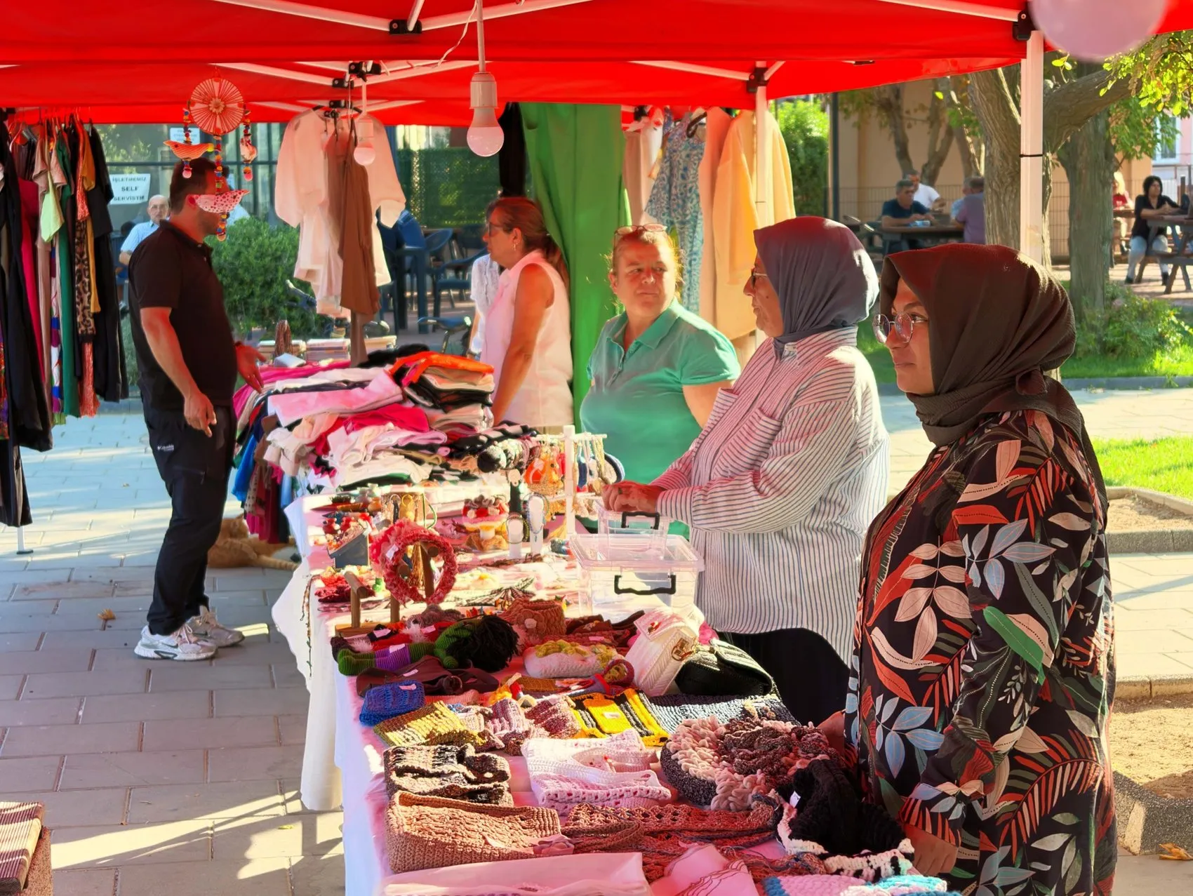 Keşanlı kadınların ilmek ilmek ördüğü dayanışma: 15 öğrencinin yüzü güldü