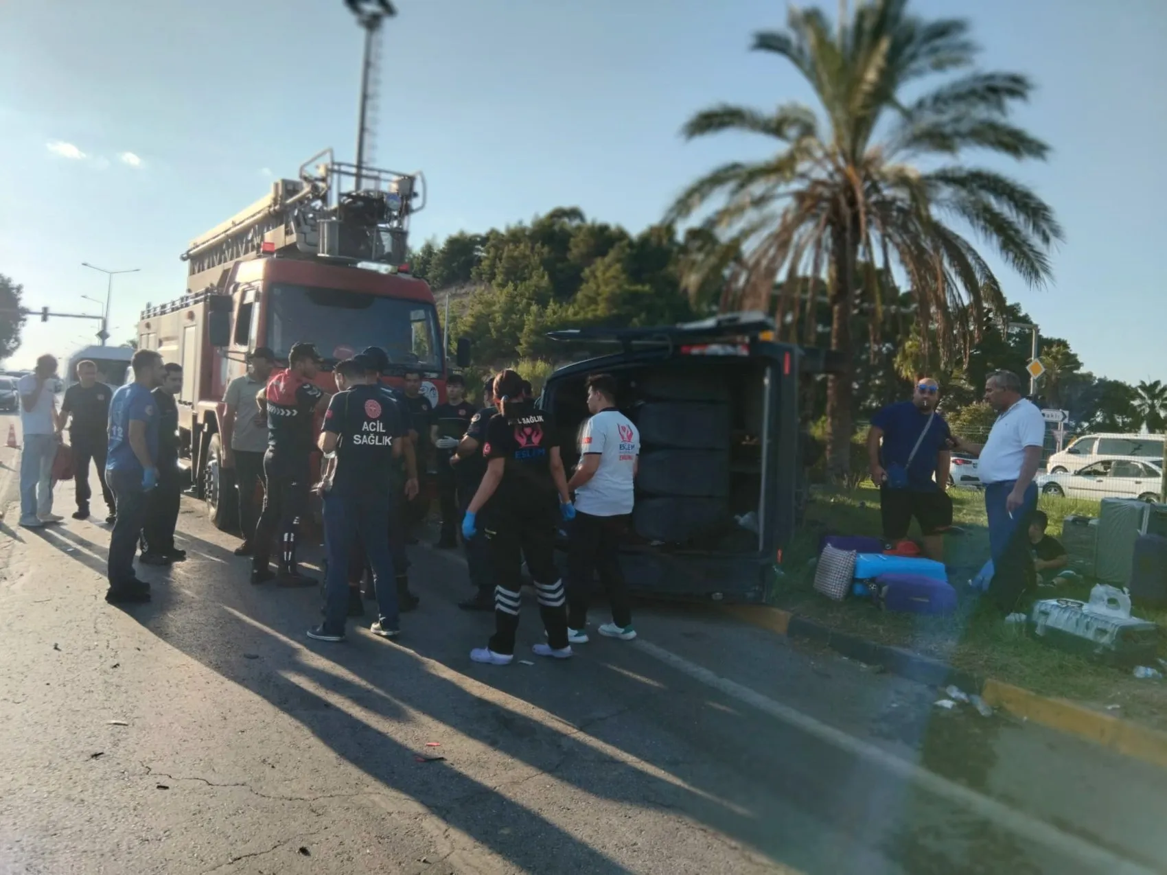 Manavgat'ta dehşet anları: Tur midibüsü refüje uçtu, 17 kişi yaralandı
