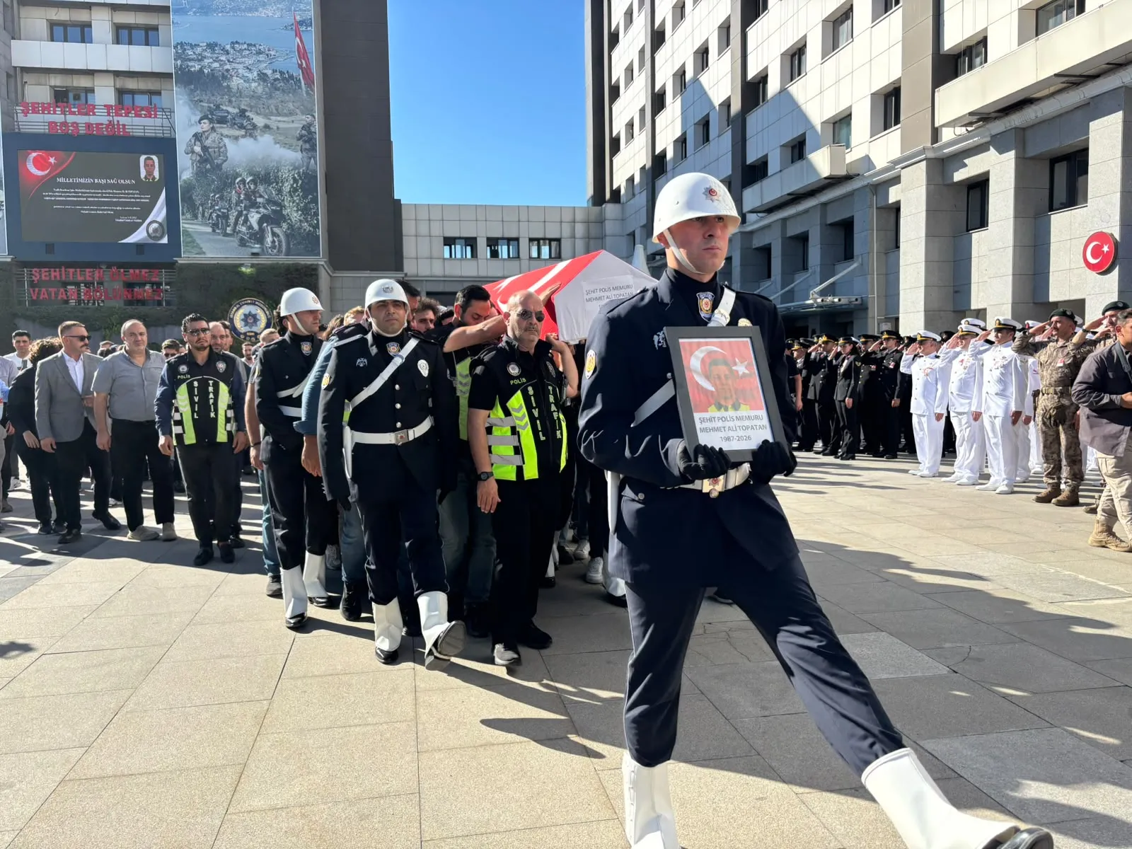 Esenyurt'ta görev başında hain saldırı: Kahraman polis Mehmet Ali Topatan son yolculuğuna uğurlandı