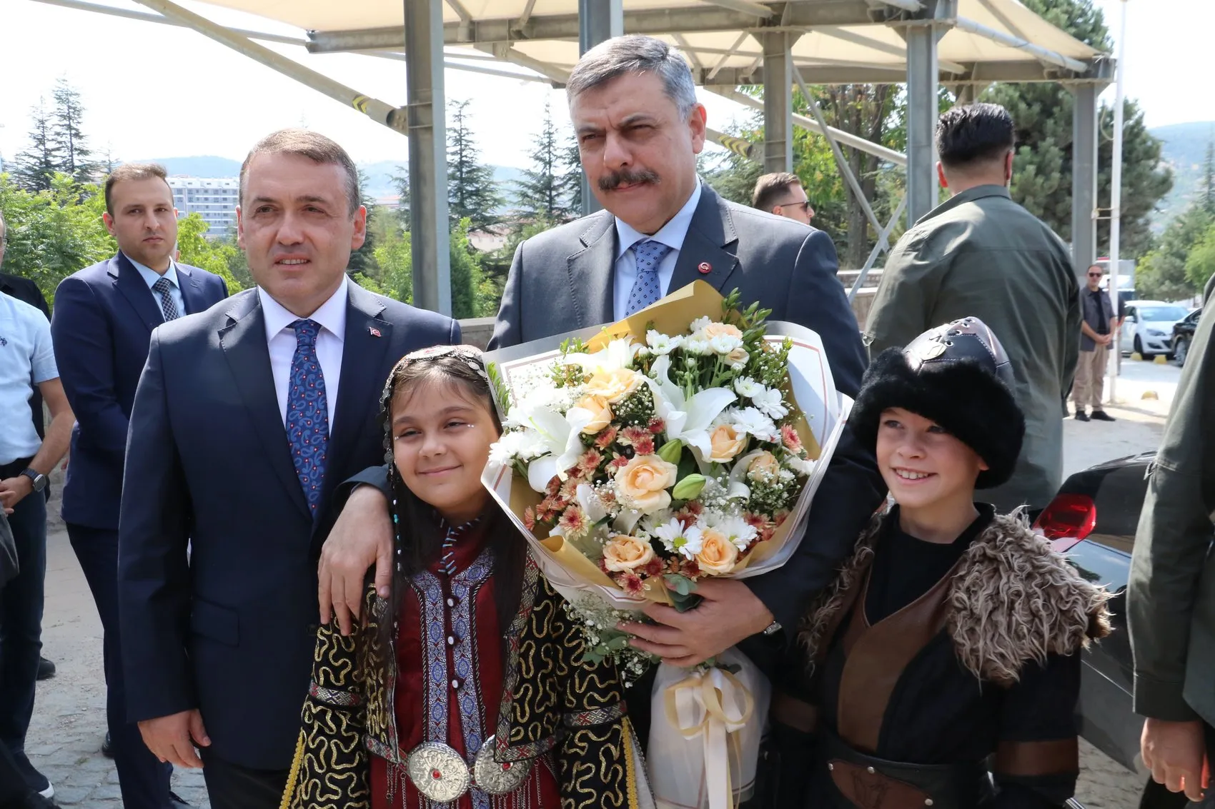 Bakan Çiftçi'nin Bilecik temaslarında tarihi atmosfer: Alp kıyafetli askerlerle selamlaştı