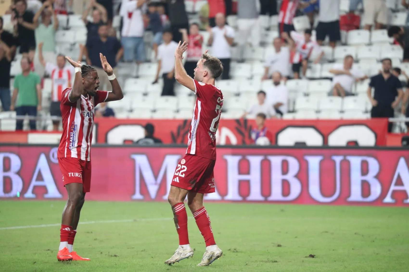 Antalya Stadyumu'nda karanlık başlangıç: Antalyaspor sahadan üç golle çıktı