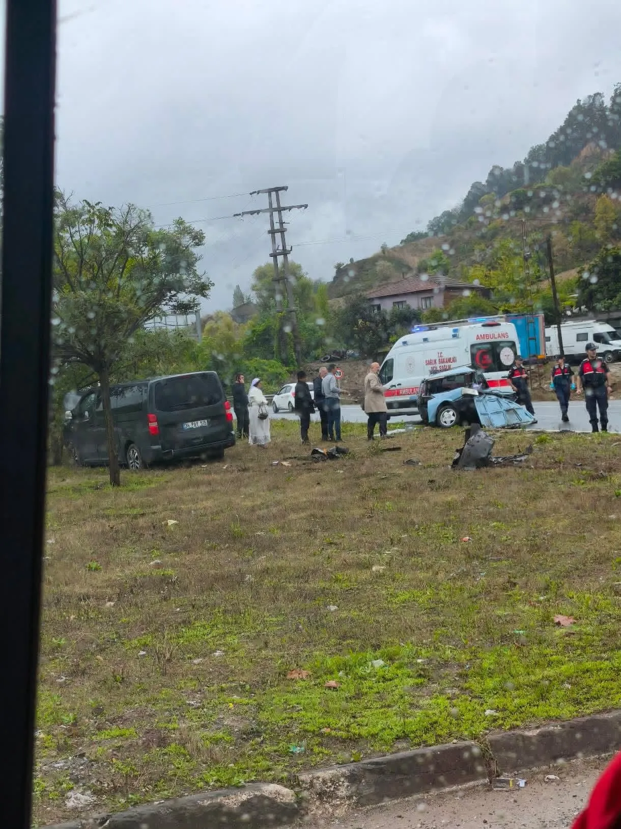 Yalova yolunda feci kaza: Otomobil ikiye ayrıldı, 75 yaşındaki sürücü kurtarılamadı