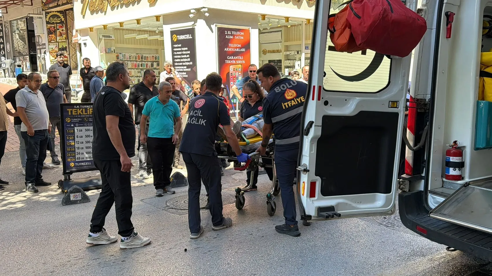 Bolu'da saniyelerle ölçülen kaza: Otomobile çarpmamak için beton dubalara daldı