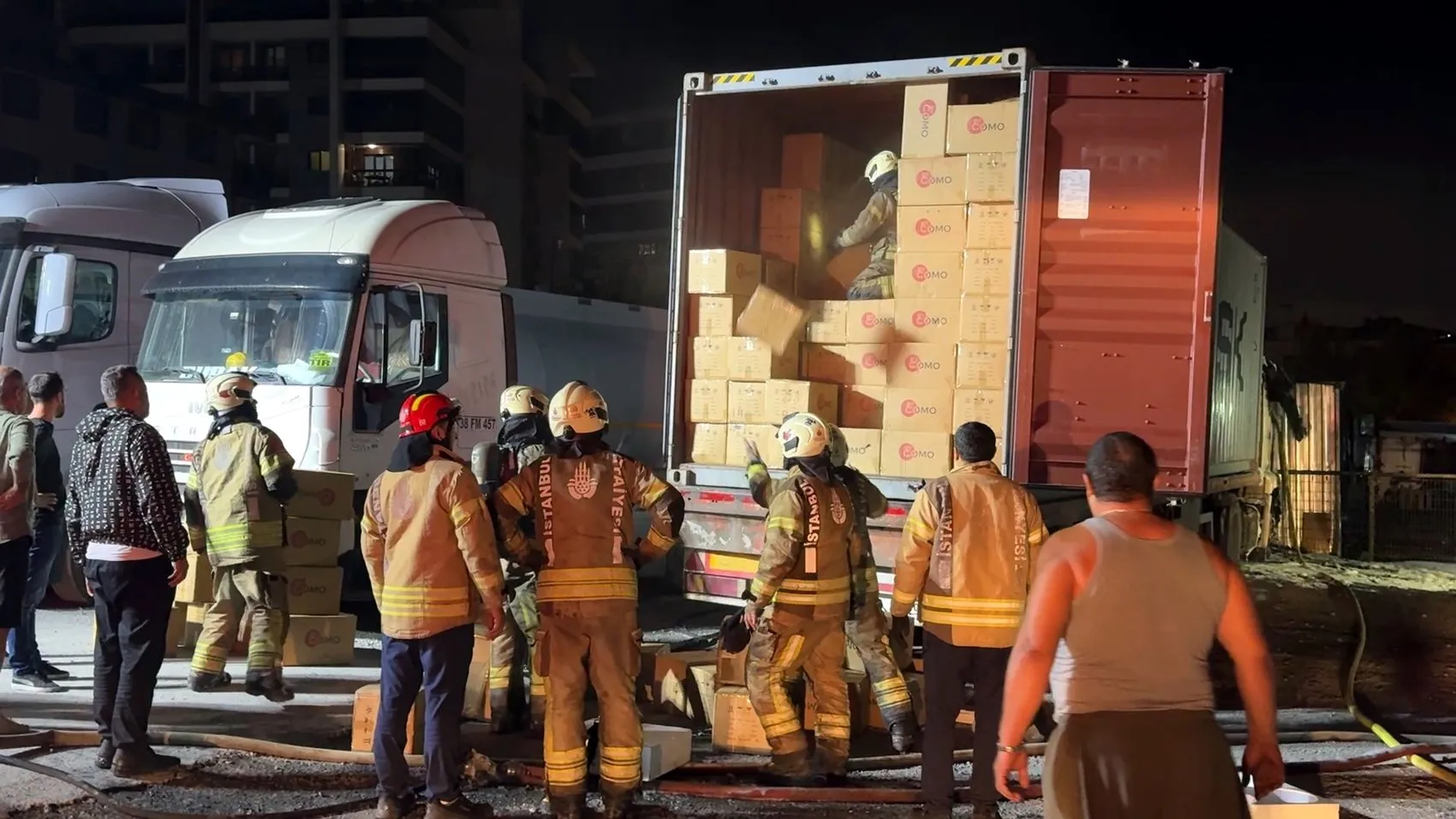 Ambarlı'da gece yarısı korkutan yangın: TIR küle döndü