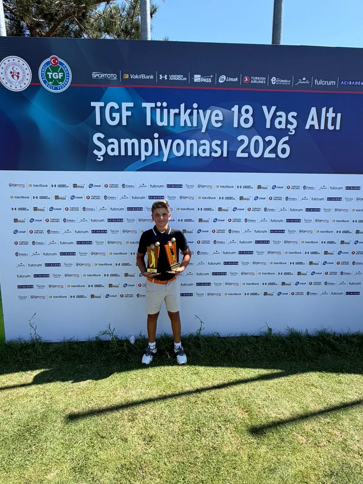 Golfün minik yıldızı İstanbul'da sahneye çıktı: 9 yaşındaki Kaan'dan çifte zafer
