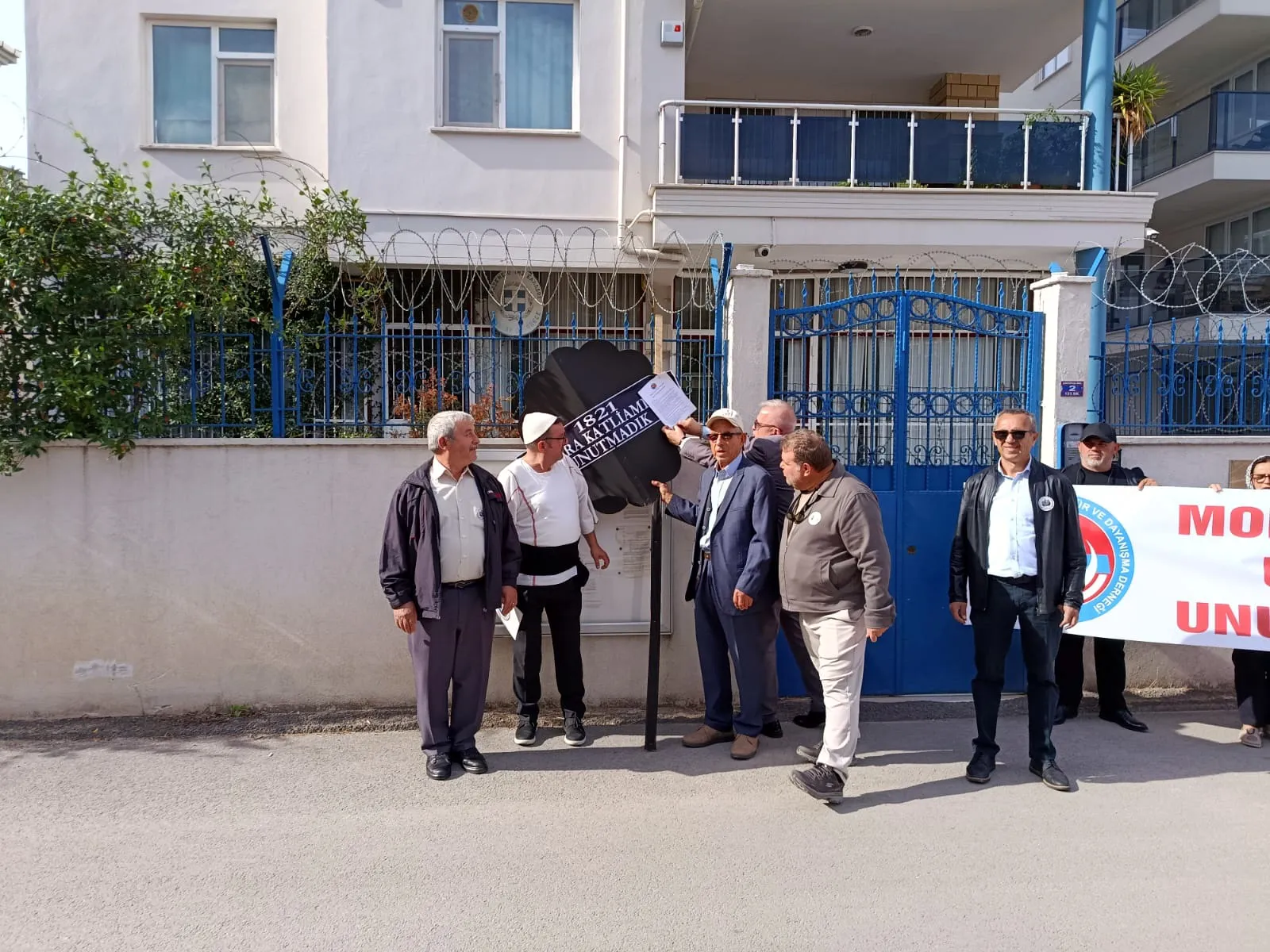 Edirne'de 205 yıllık acı: Yunanistan Konsolosluğu'na siyah çelenkli protesto