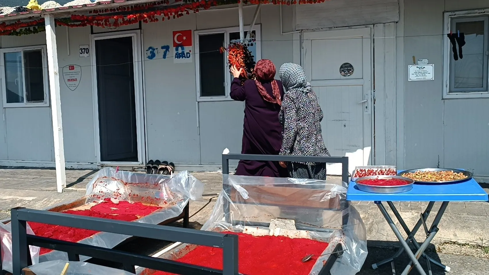 Konteyner kentte geleneksel kış hazırlığı: Depremzede kadınlar umudu mutfakta yeşertiyor