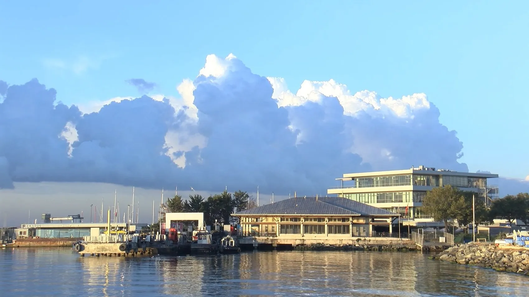 Marmara üzerinde sıra dışı manzara: Gökyüzü dağlara dönüştü