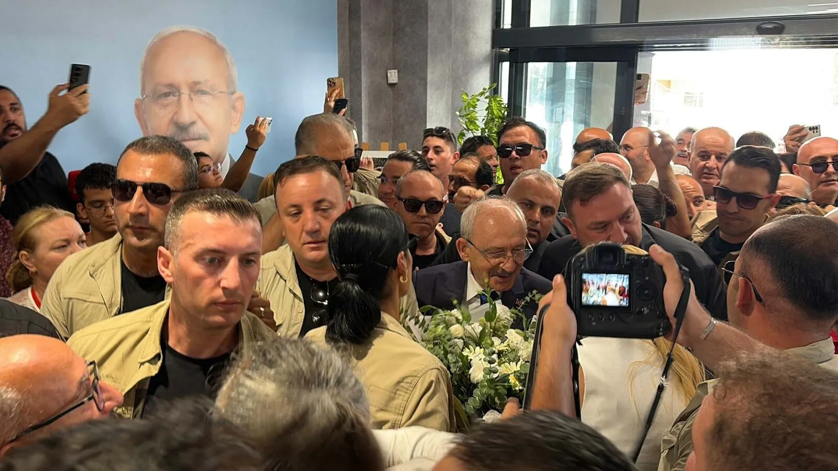 İzmir sokaklarında sürpriz yürüyüş: Kılıçdaroğlu'ndan esnaf ziyareti sonrası kritik hamle