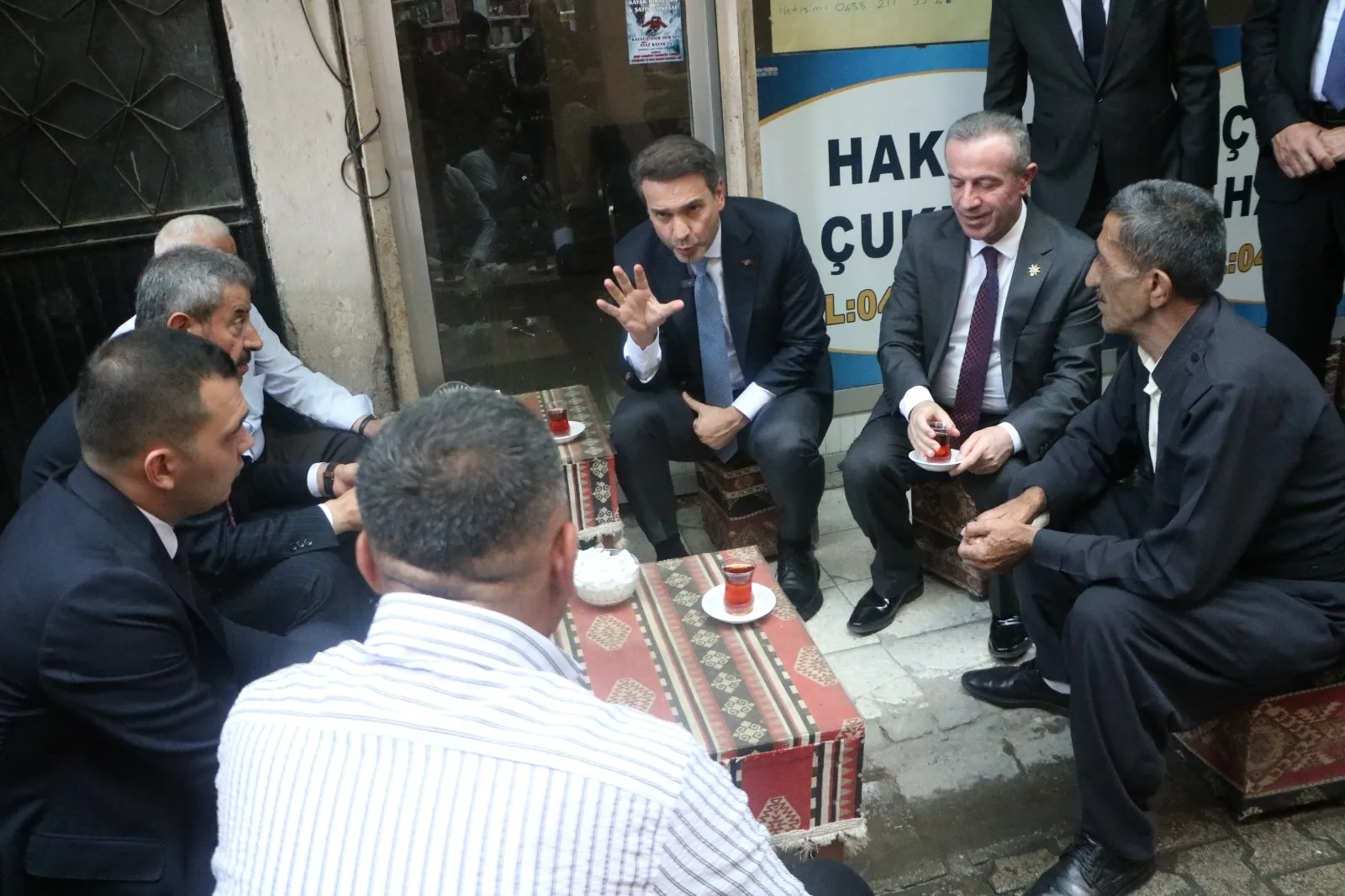 Hakkari'de maden müjdesi: Bakan Bayraktar esnafla çay içip gelecek planlarını anlattı