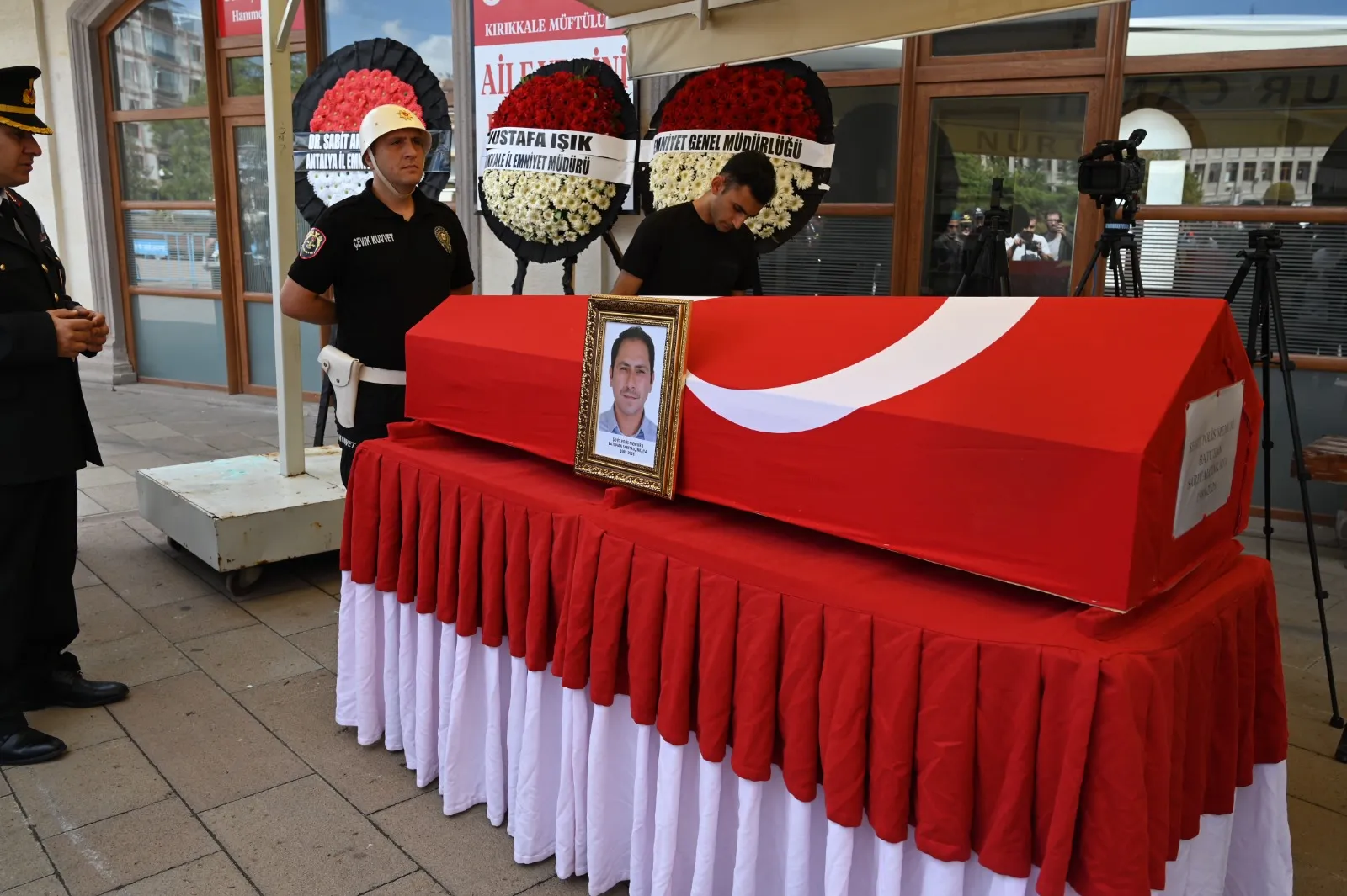 Görevi başında şehit düşen polis memuru Batuhan Sarıyalçınkaya son yolculuğuna uğurlandı
