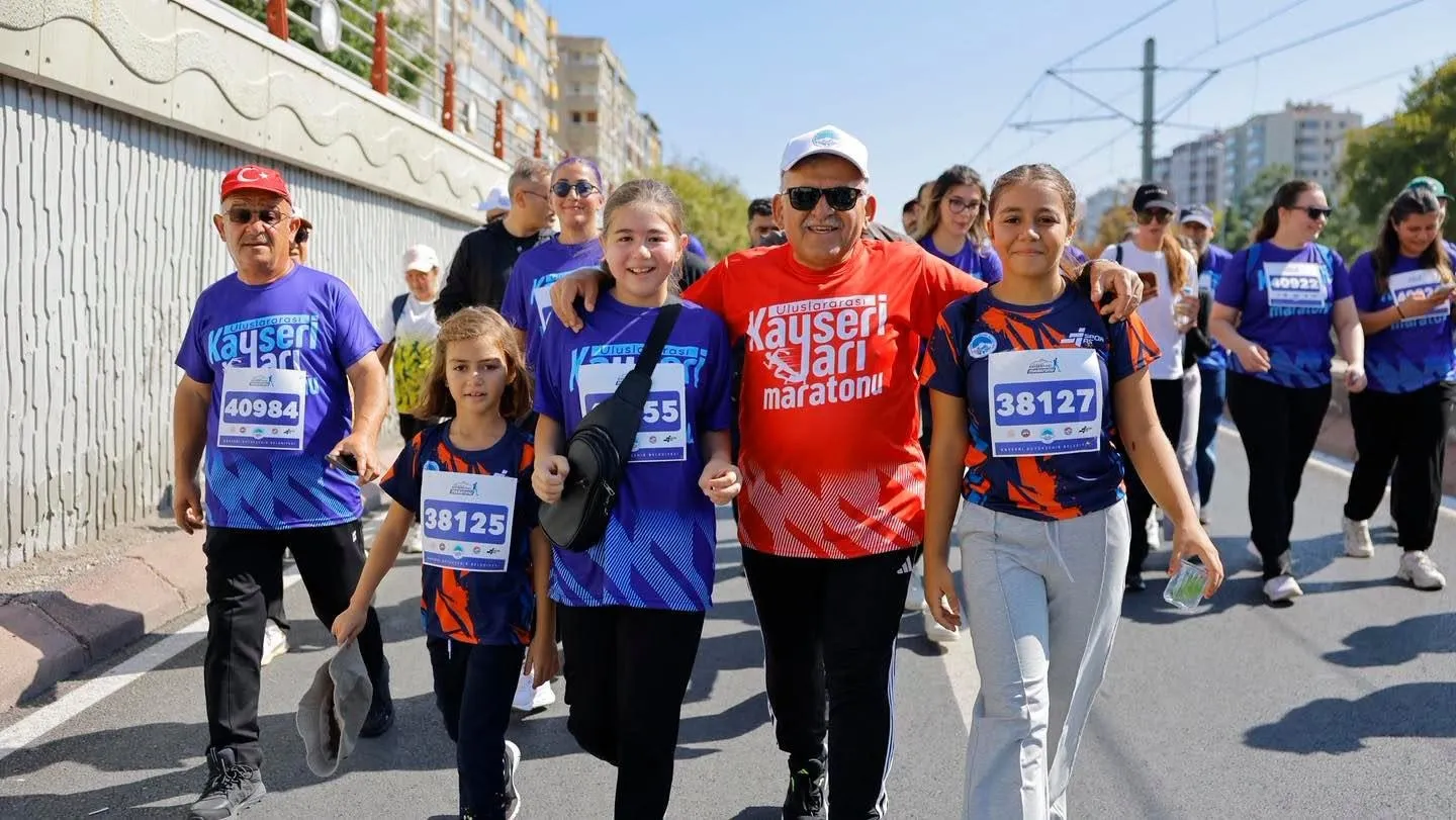 Kayseri'de 10 bin kişilik dev buluşma: Şehir maraton coşkusuyla dünya sahnesine çıktı