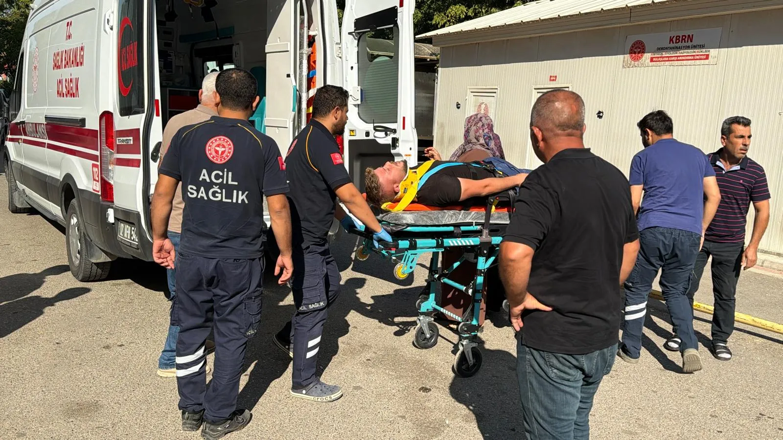 Samsat yolunda tütün işçilerini taşıyan minibüs kaza yaptı: 12 yaralı