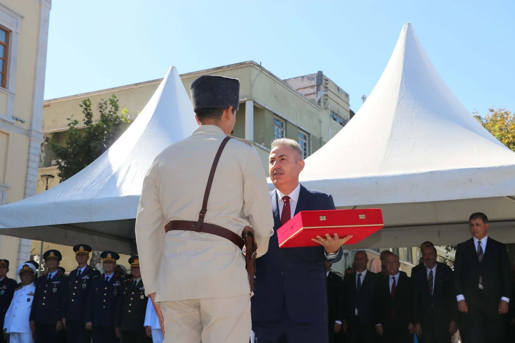 İzmir'in kurtuluşunda 104 yıllık gurur: Süvari birliği tarihi anları yeniden yaşattı