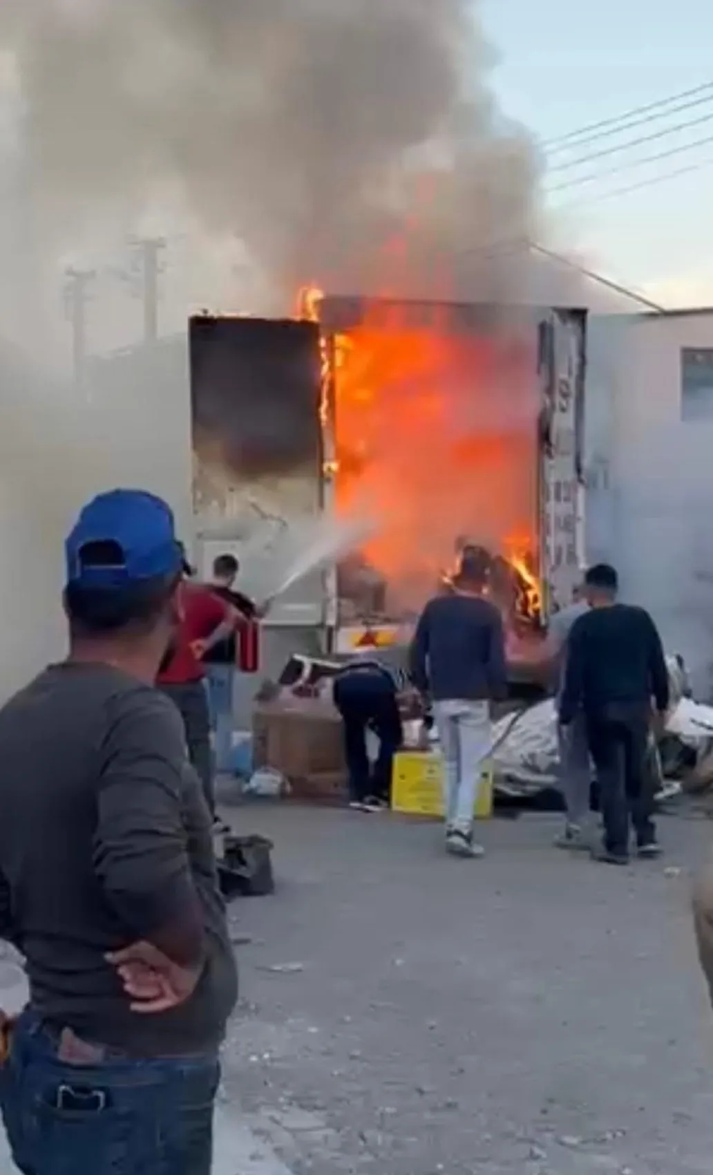 Kars'ta korku dolu anlar: Ev eşyası taşıyan TIR alevlere teslim oldu