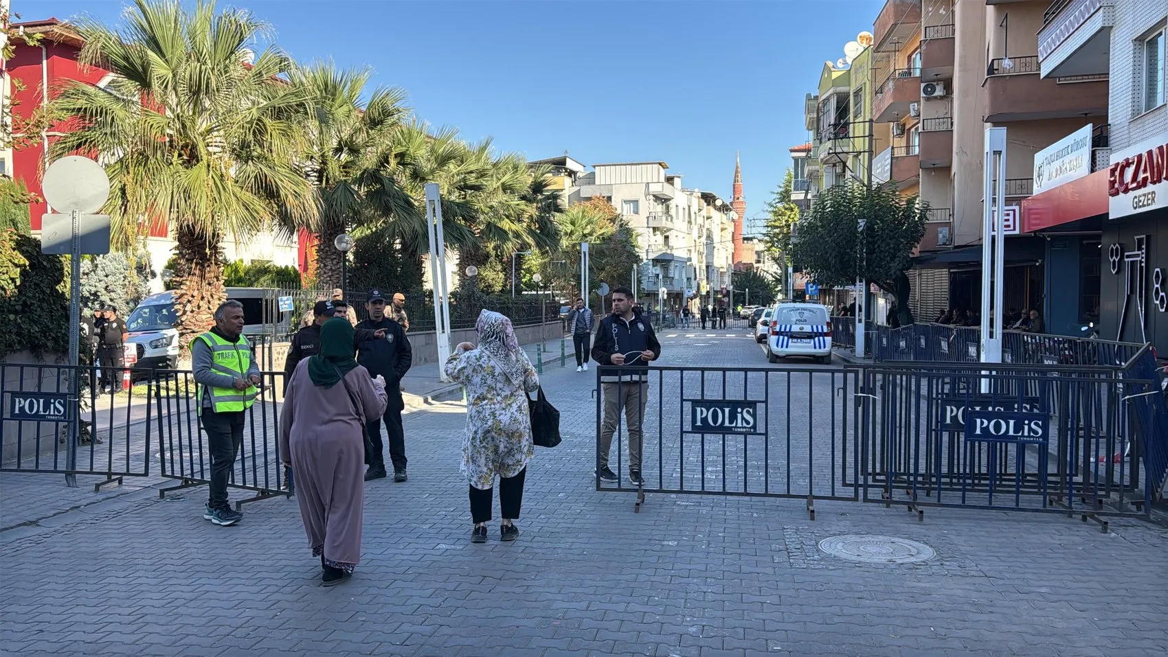 Turgutlu'da okul yolunda dehşet saçan saldırgan ve yakınları hakim karşısında
