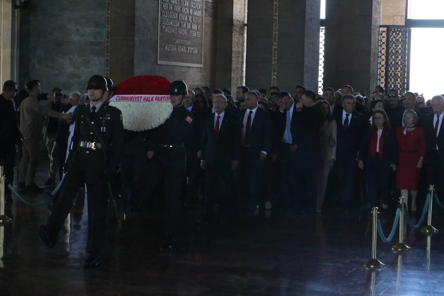 CHP'nin 103'üncü yıl dönümünde Anıtkabir'de tarihi buluşma: Kılıçdaroğlu'ndan demokrasi vurgusu