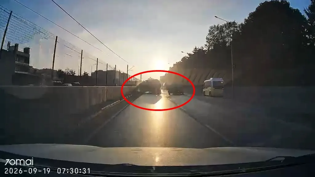 Bursa'da trafik dehşeti: Kamyonet çarptı, araç otomobilin üzerine uçtu