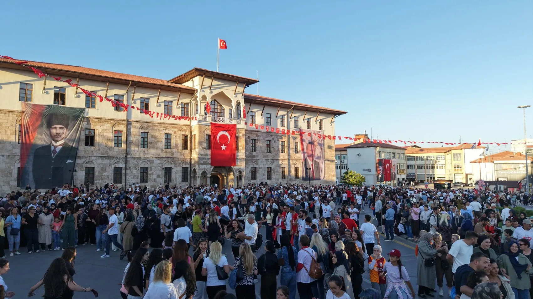 Sivas'ın kalbinde dev buluşma: Binlerce kişi aynı ritimde birleşti