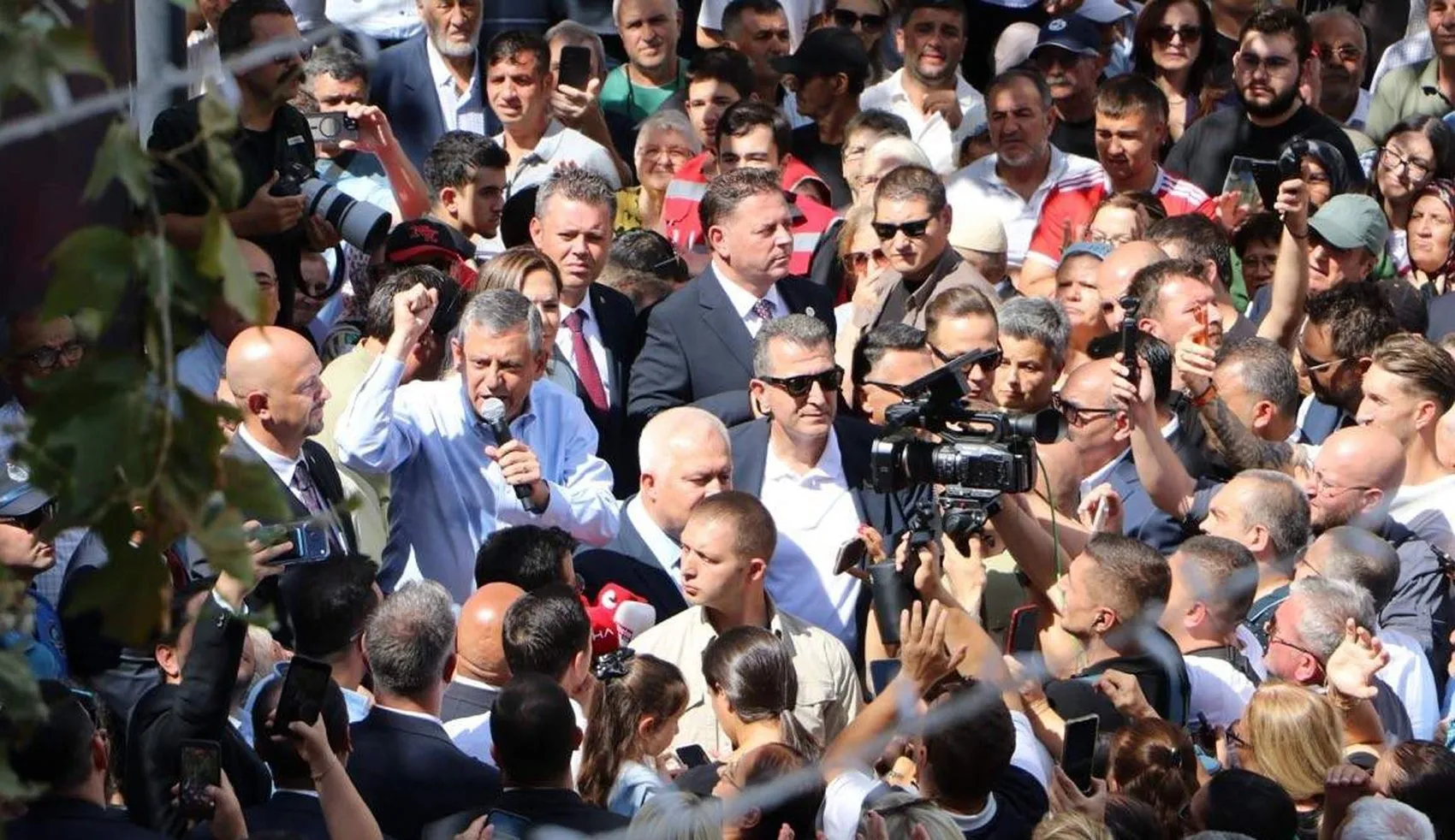 Özgür Özel'den Tekirdağ'da 'Yeni Yol' çıkışı: Bir bankın üstünden iktidara yürüyüş