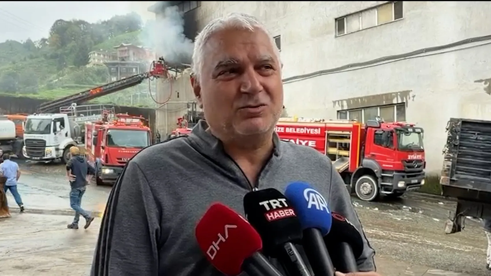 Çayeli'nde korku dolu anlar: Fabrika deposunu alevler teslim aldı