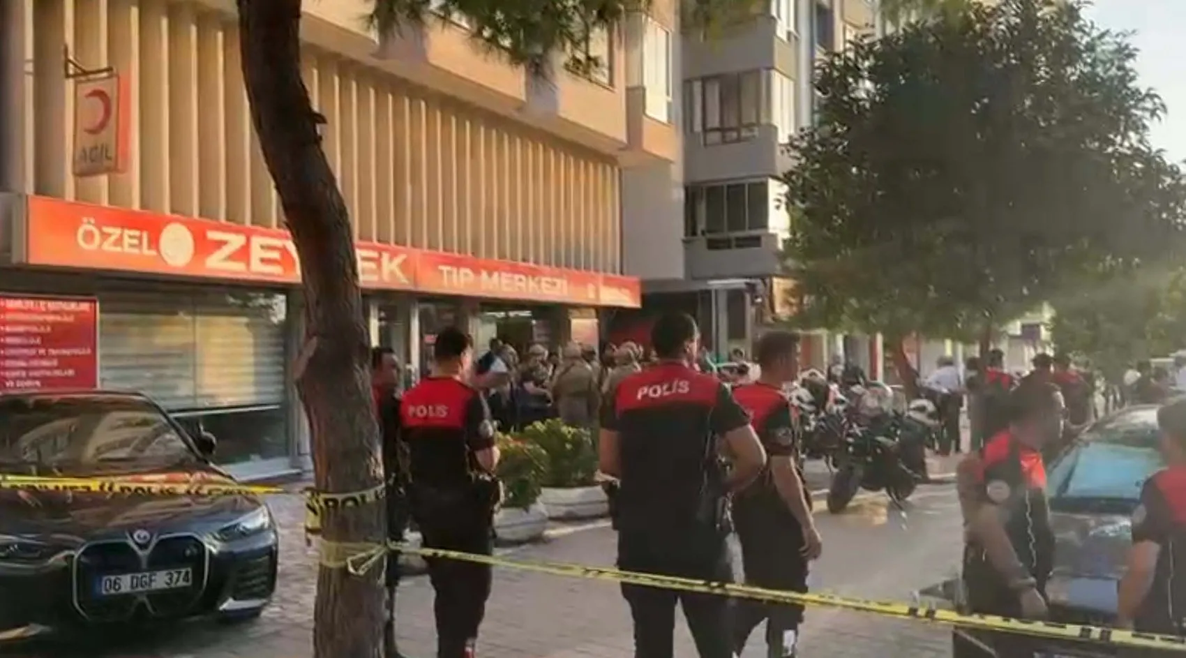 Karabağlar'da banka şubesinde korku dolu anlar: Silahlı kişi içeride dehşet saçtı