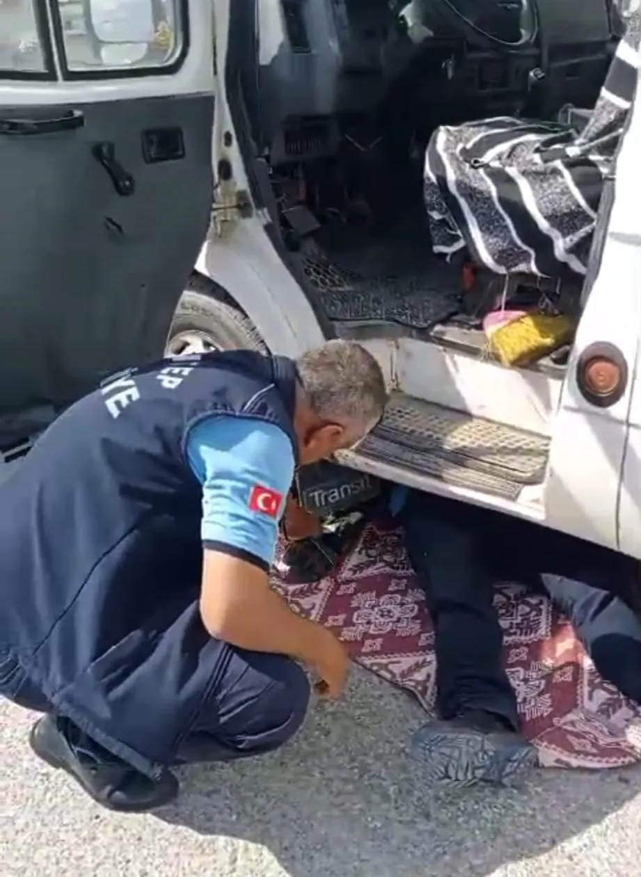 Pazarcı esnafının sabah sürprizi: Minibüsün motorundan gelen ses herkesi harekete geçirdi