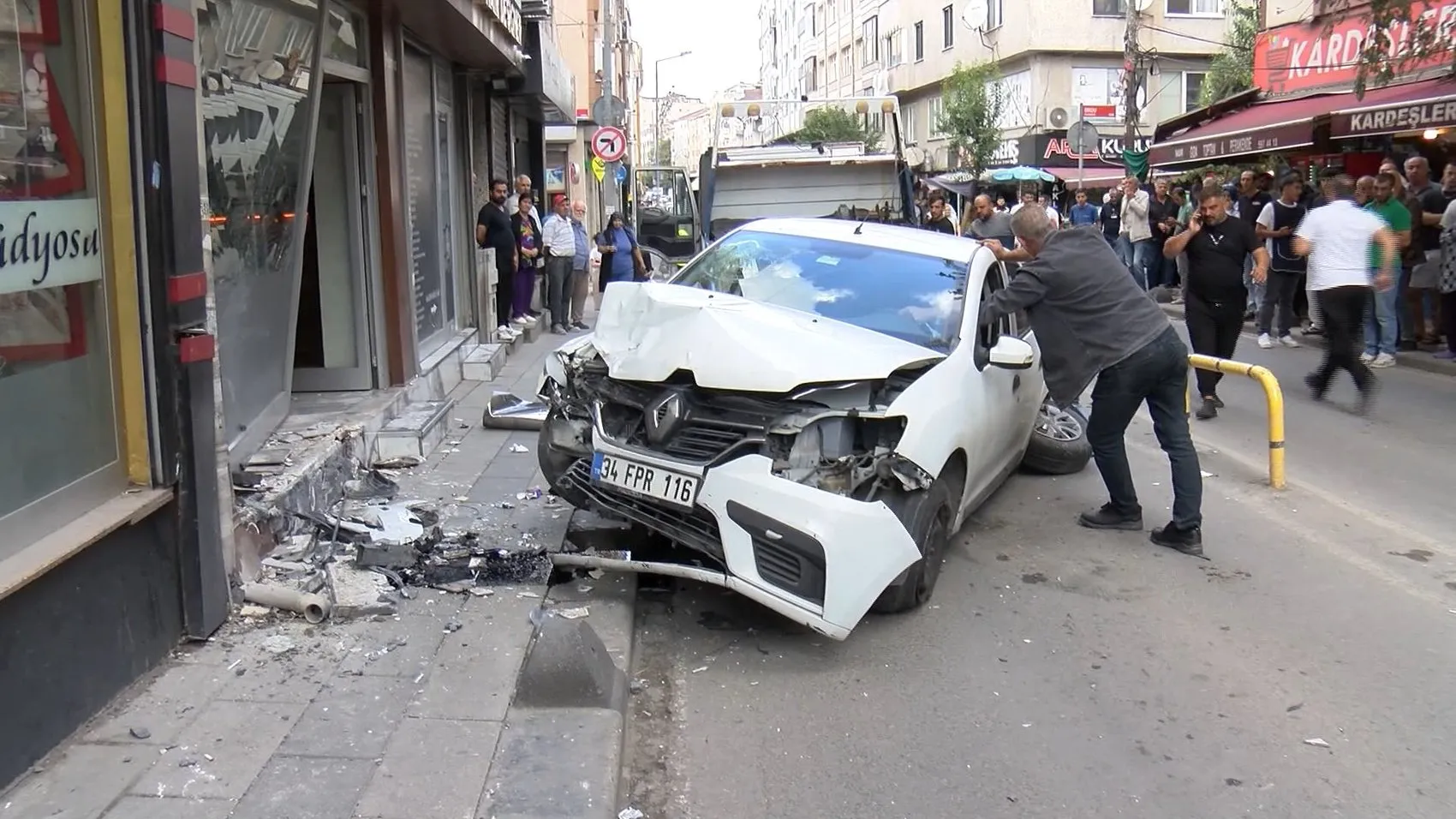 Bayrampaşa'da dehşet anları: Kontrolden çıkan araç berber dükkanına daldı