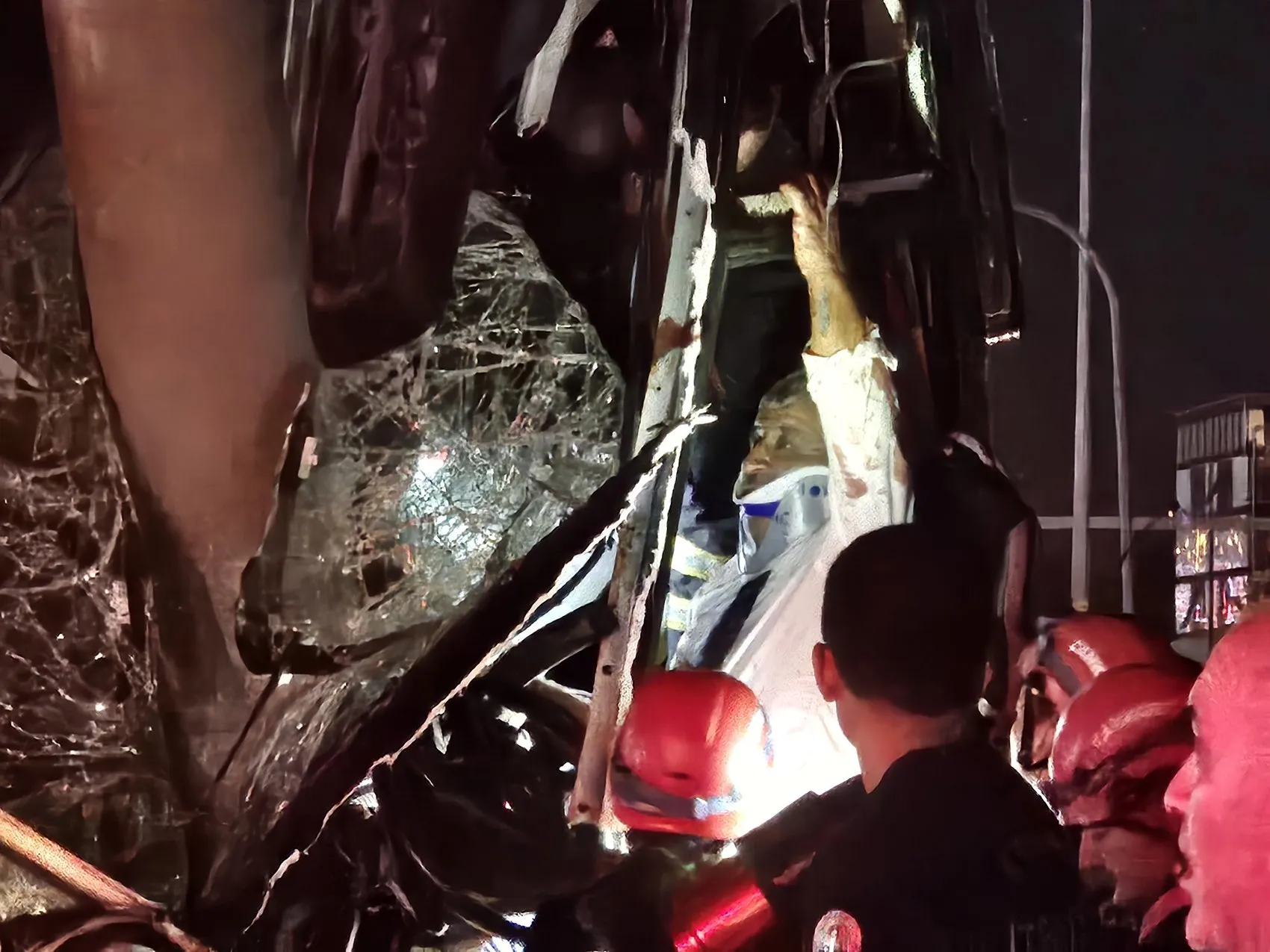 Adana'da gece yarısı dehşeti: Otobüs demir yığınına döndü
