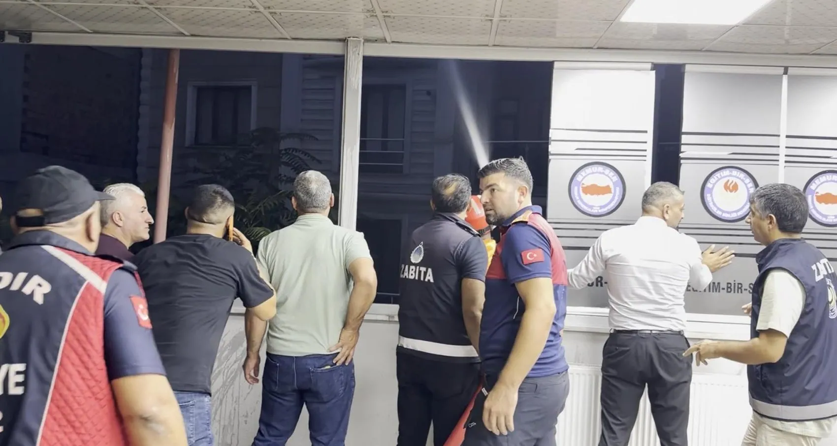 Iğdır'da apartman duman altında kaldı: İtfaiye ekipleri mahsur kalanları böyle kurtardı