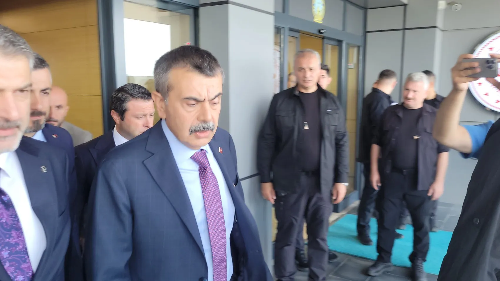Bakan Tekin'den acil Manisa kararı: Programlarını yarıda bıraktı