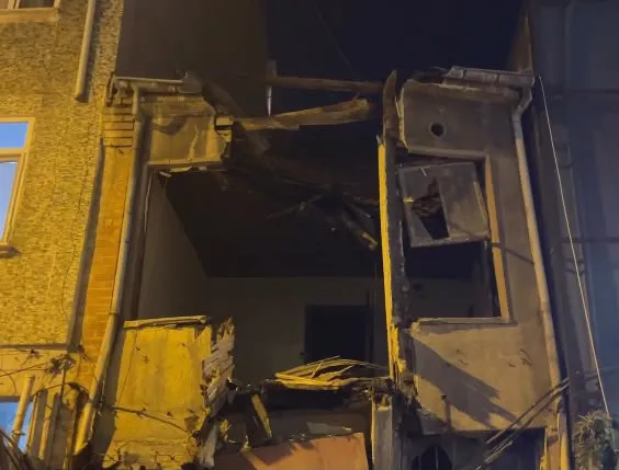Bakırköy'de korku dolu anlar: Metruk binanın üst katı saniyeler içinde sokağa yığıldı