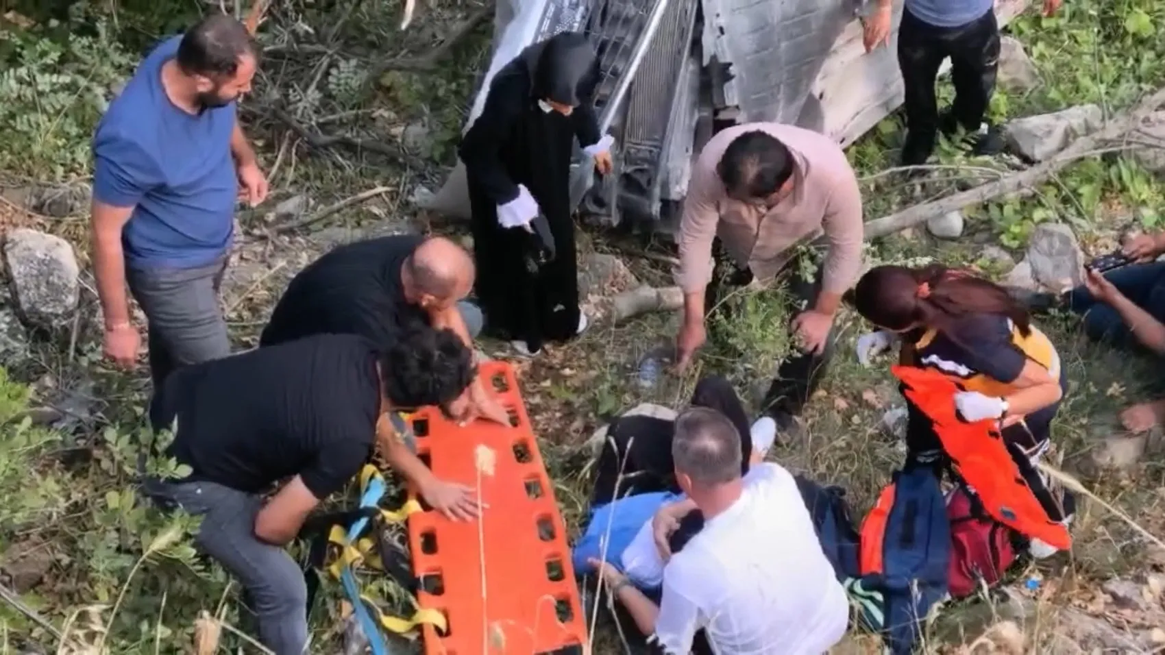 Pülümür Çayı kenarında can pazarı: Yaralılara ulaşmak için kepçe kullanıldı