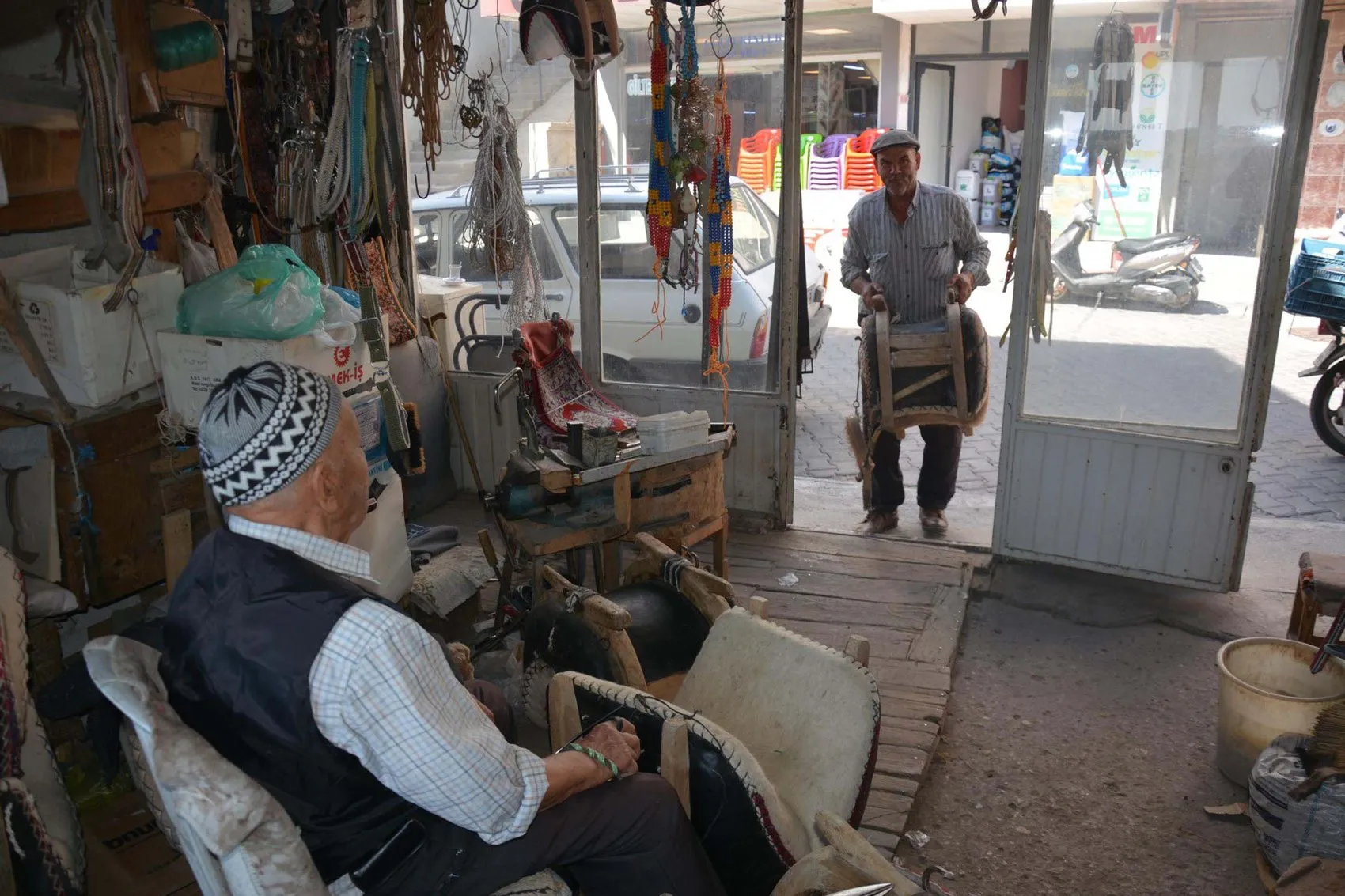 92 yaşında bir ömür: Bastonuna yaslanıp unutulmaya yüz tutmuş zanaatını ayakta tutuyor