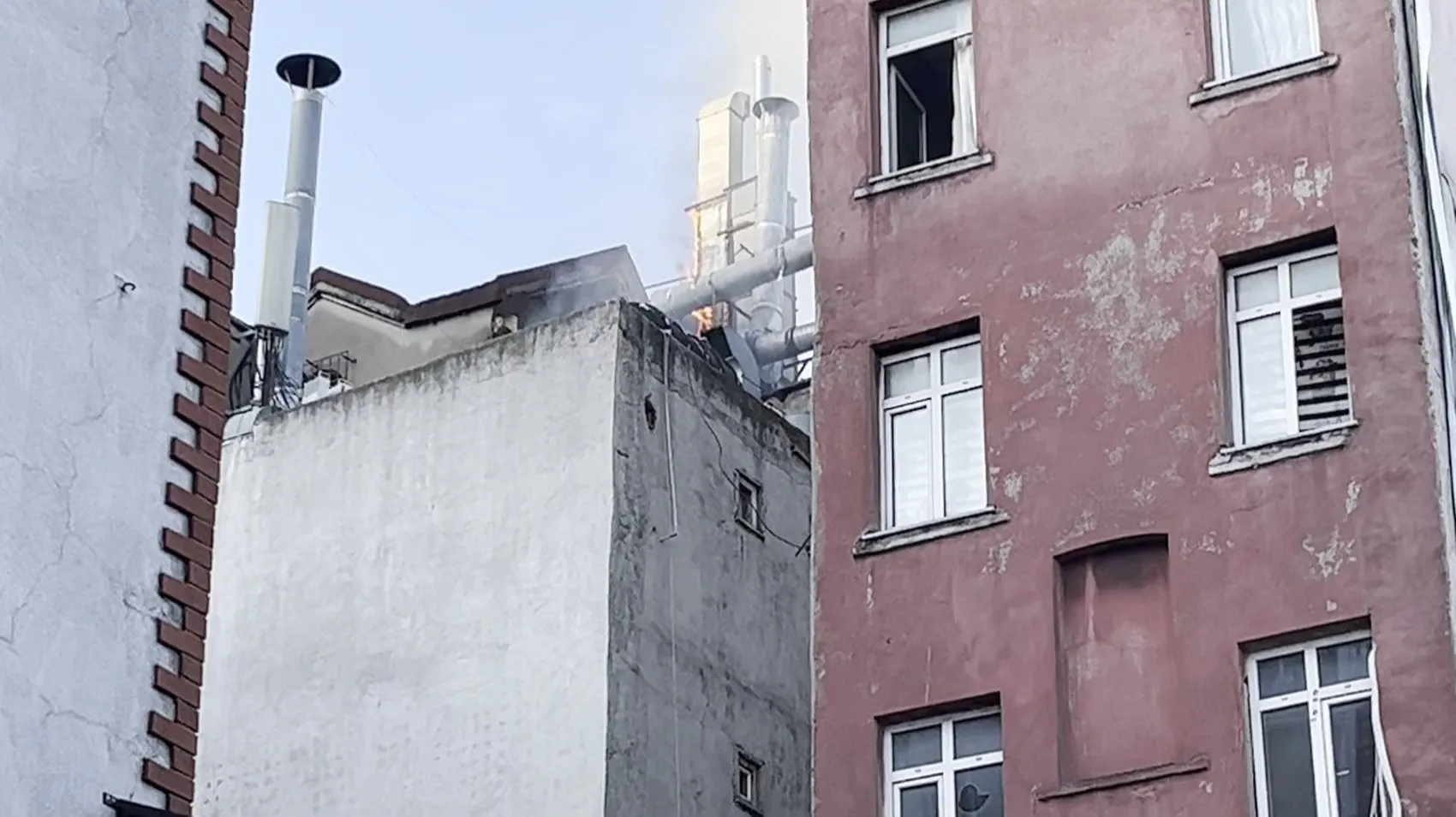 Beyoğlu'nda sabah dehşeti: 6 katlı binayı alevler teslim aldı