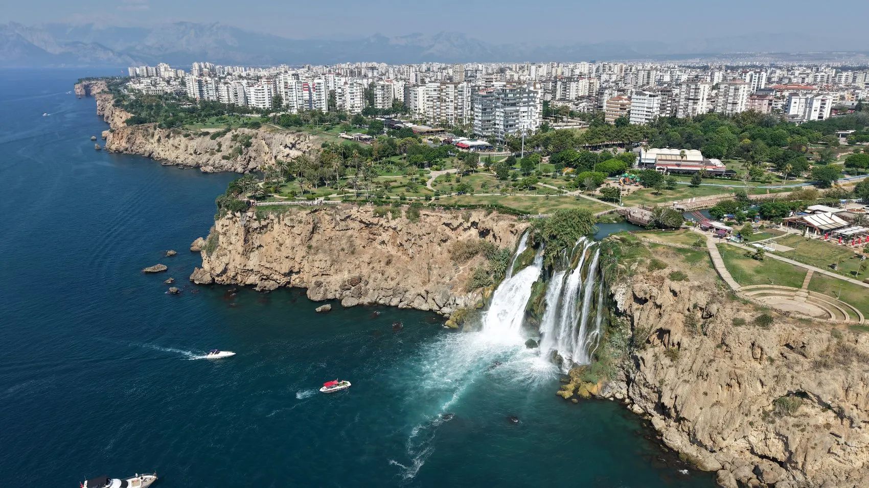 Antalya'nın kalbinde görsel şölen: 40 metrelik dev şelale turistleri büyüledi