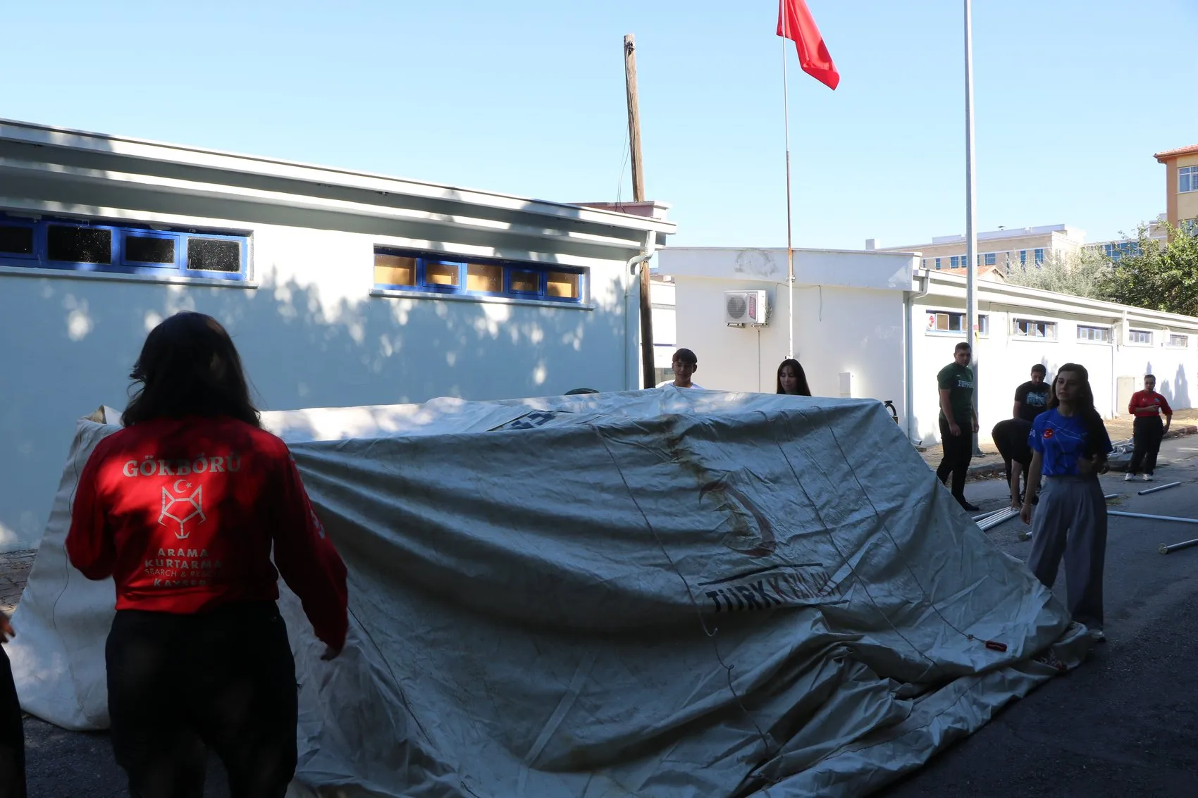 Depremde kaybettiği arkadaşlarının acısını arama kurtarma gönüllüsü olarak dindirmeye çalışıyor