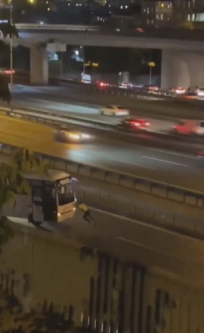 TEM Otoyolu'nda şaşırtan görüntü: Trafik polisi aracı tek başına itmeye çalıştı