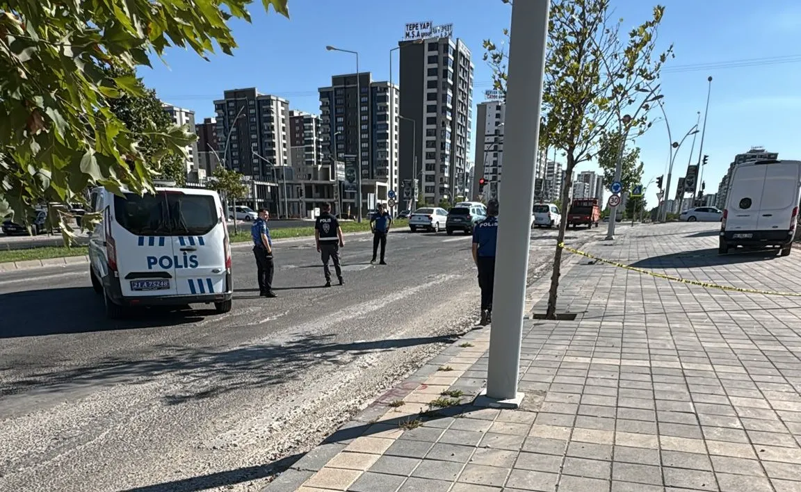 Diyarbakır'da trafik ışıklarında dehşet anları: Ciptekilere çapraz ateş açıldı