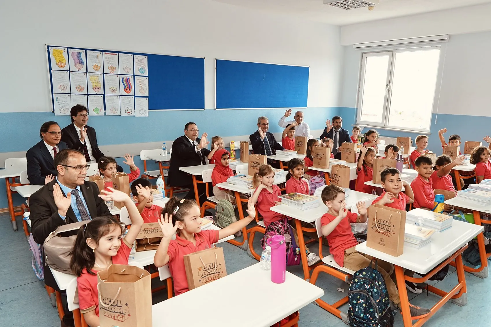 Üsküdar'da okul bahçelerinde yankılanan ilk ders zili: Geleceğin mimarları sınıflarına kavuştu