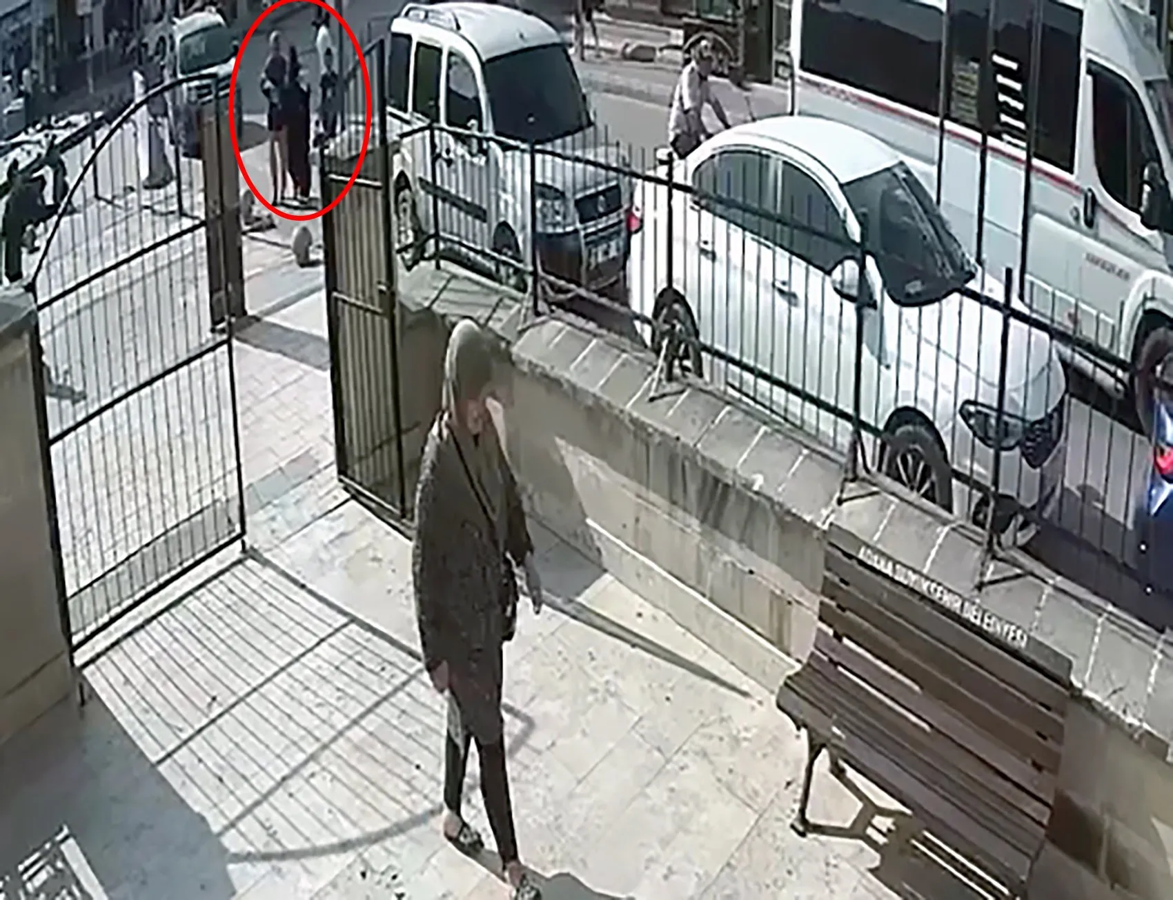 İbadethanede soğukkanlı hırsızlık: Kuyumcudan çıkan kadını adım adım takip ettiler
