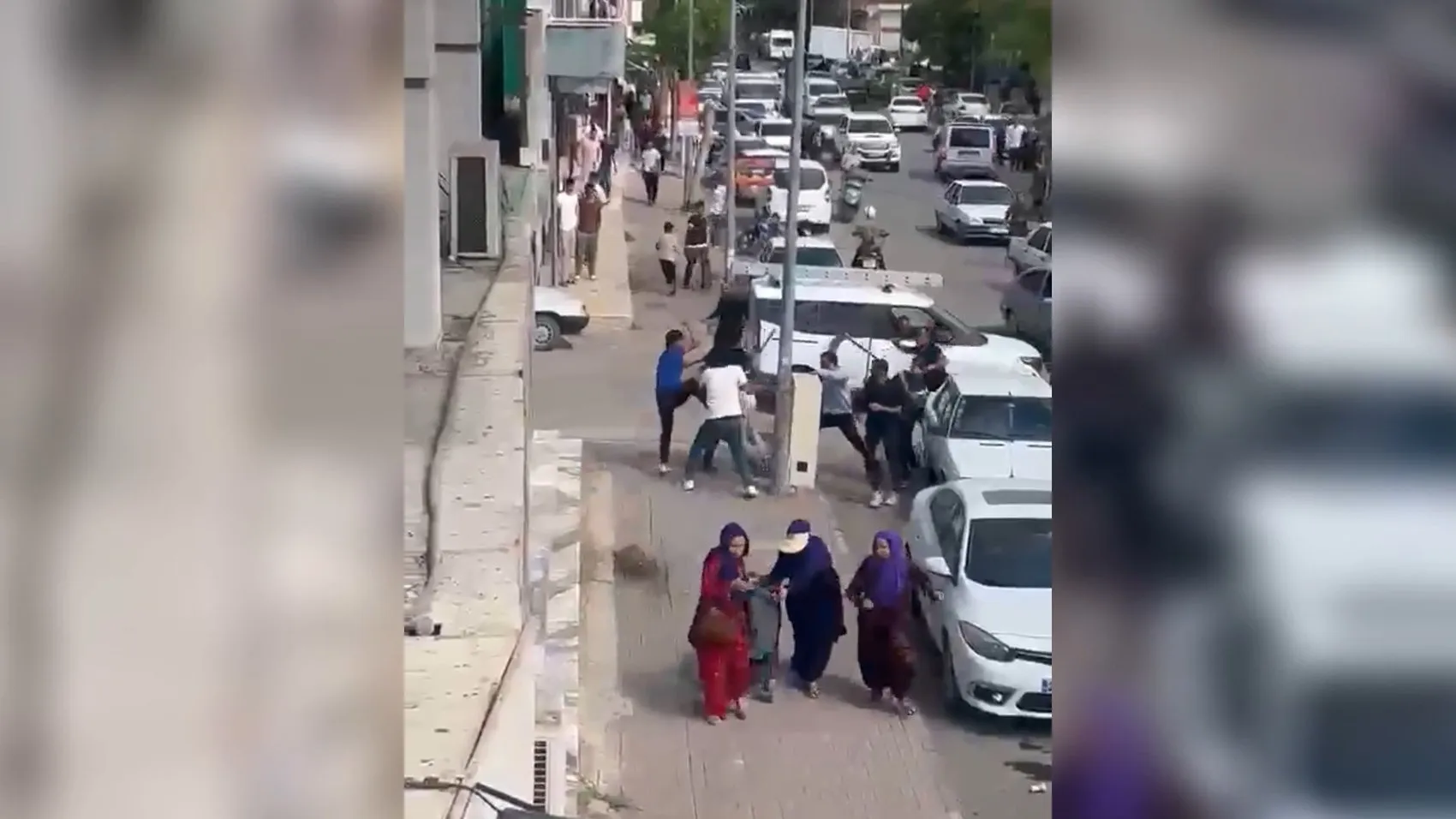 Viranşehir'de alacak verecek kavgası: Taş ve sopalar havada uçuştu