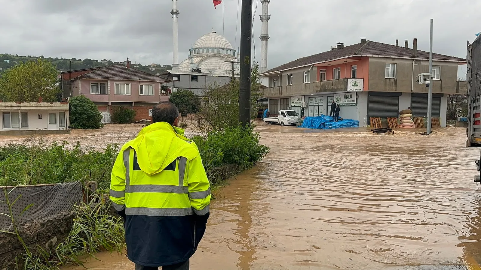Karasu'da kabus dolu sabah: Dere yatağından çıktı, evleri su bastı
